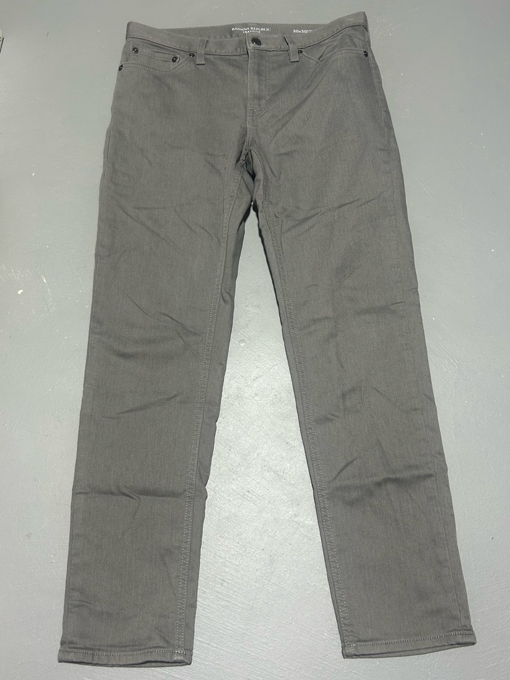 Banana Republic Traveler Athletic Tapered Fit Gray Pants (Men’s Size 30 x 30)